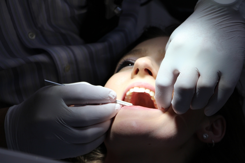 dentiste-STE AGNES-min_hand-person-leg-finger-child-black-579991-pxhere.com